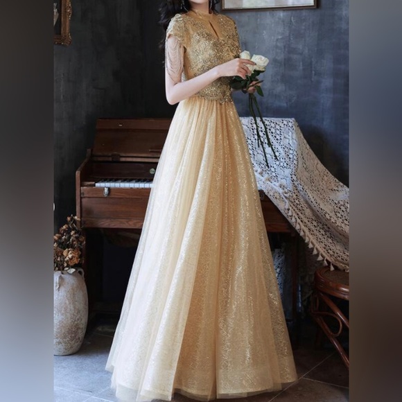 Royal luxury golden long gown - Picture 2 of 2